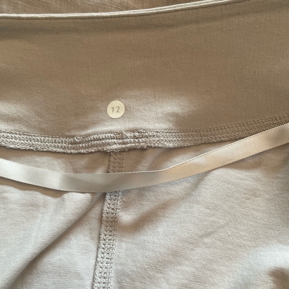 Lululemon light grey high low wrap. Size 12. Pleated - Picture 5 of 6